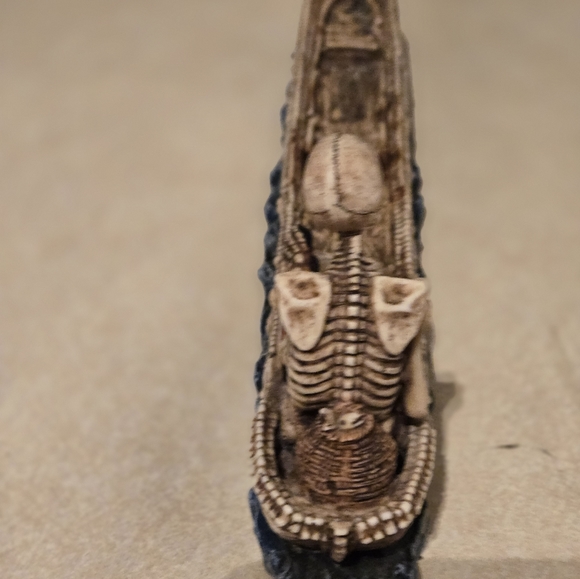 Skull in boat incense burner - Picture 5 of 7